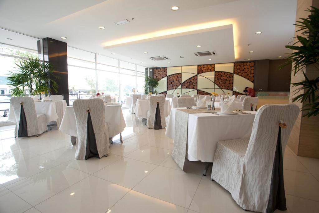 Pine Tree Hotel Batu Pahat Exterior photo